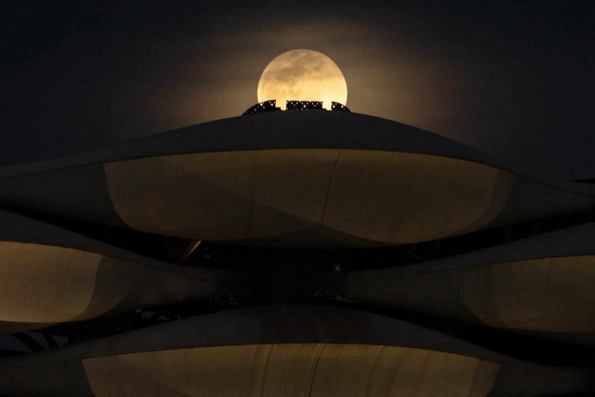 Fingers crossed for clear skies as April’s full moon, known as the Pink Moon, is set to rise on Apr 24. There will also be an “above average” meteor shower next month cna.asia/3vND5kD(Photos: AFP, AP)