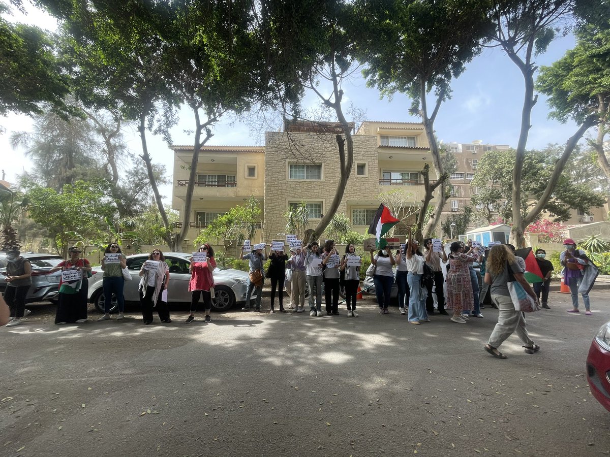 lobna's tweet photo. وقفة نسوية أمام المكتب الأقليمي لهيئة الأمم المتحدة للمرأة في القاهرة تضامنًا مع أهلنا غزة والسودان . 

"من القاهرة ألف تحية للمرأة الغزاوية، من القاهرة ألف تحية للمرأة السودانية "
"اوقفوا العدوان على غزة والسودان" https://t.co/AP7z2mXsJb