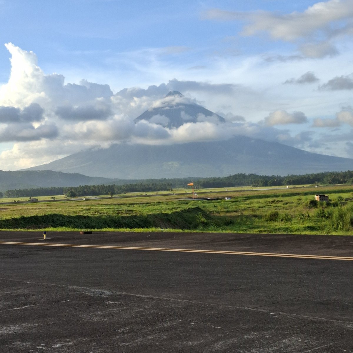 One last look at Mt. Mayon. Balik Manila na ulit!!