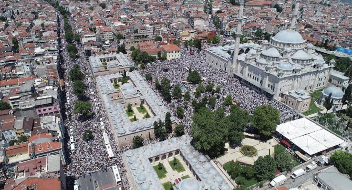 الله اكبر 
         أمتلىء مسجد الفاتح والشوارع المجاورة 
شاهد حشد غير مسبوق لحضور صلاة جنازتي الشيخ عبدالمجيد الزنداني والشيخ حسن أفندي قبل ٤ ساعات من وقت صلاة الجنازة
رحمة الله عليهم وانا لله وانا اليه راجعون ولا حول ولا قوة الا بالله العلي العظيم