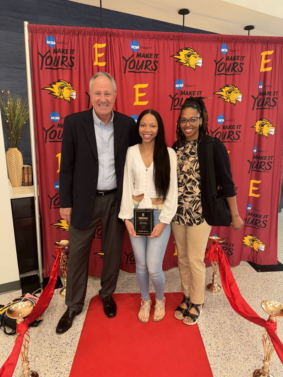 Congratulations to Ladies Basketball Senior Sydney Wyatt for receiving the coveted Bill White Student Athlete Award last night at the Emmanuel University Leo Awards. It is highest award given to a female athlete for the year. ❤️🏀