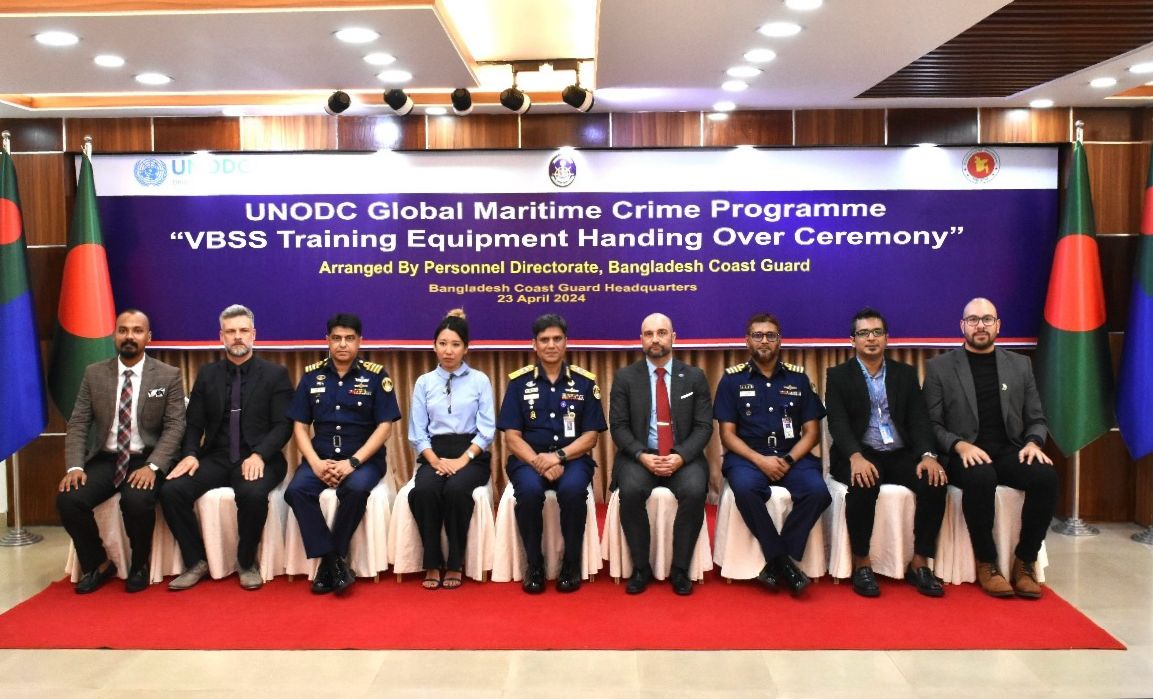 #KeepingOceansSafe!🌊⚓ @UNODC_MCP in #Bangladesh🇧🇩 donated equipment to the #BangladeshCoastGuard to enhance its capacity to conduct maritime operations, incl: 🦺Protective gear 🔍Search equipment 🧪Drug Testing Kits Funded by #Japan🇯🇵 & @StateINL🇺🇸 #BorderManagement