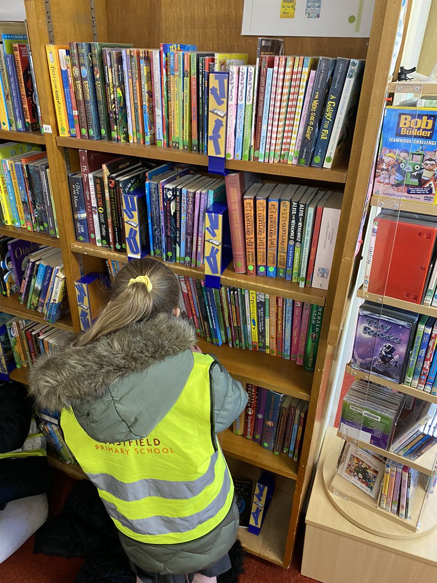 EastfieldPSHull's tweet photo. Last week, #3AR had a lovely visit to Anlaby Park library! We practised our reading and learnt how we could join the library. #EPSReading 📚 https://t.co/Faji20jAZM