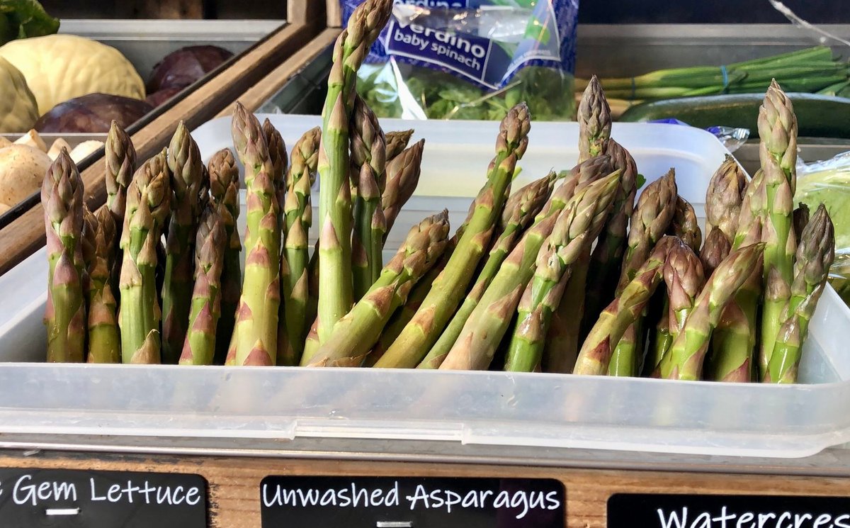 Happy National Asparagus Day! 💚 The end of April marks the beginning of the asparagus season in the UK. Our asparagus are supplied by @BarfootsUK of Botley. A family-owned business just like us, they're also committed to sustainable farming. #nationalasparagusday2024