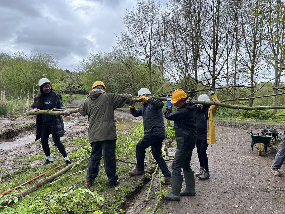 Great to see the dedicated Rosliston Rangers in action this morning who were joined by staff from @RivieraTravelUK 👏👏 #volunteers #thankyou #priceless #loveparks #RoslistonForestryCentre @RoslistonEnvEd @SDDC @NatForestCo @ForestryEngland