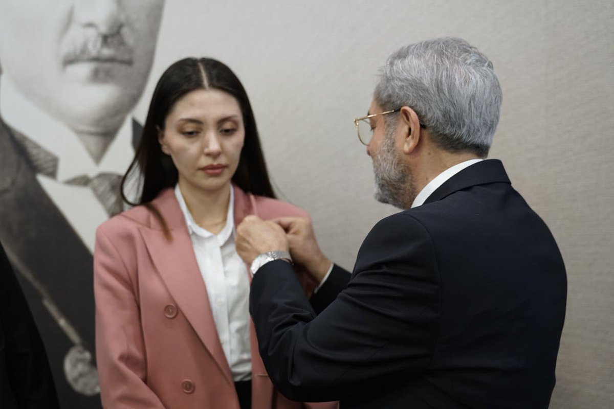 Ankara Üniversitesi Siyasal Bilgiler Fakültesi mezunumuz [@AUSBFM] ve Türkiye Maarif Vakfı [@TMaarifVakfi] temsilcisi Sn Ayşe Sena İmamoğlu'na rozetimizi takdim ettik.