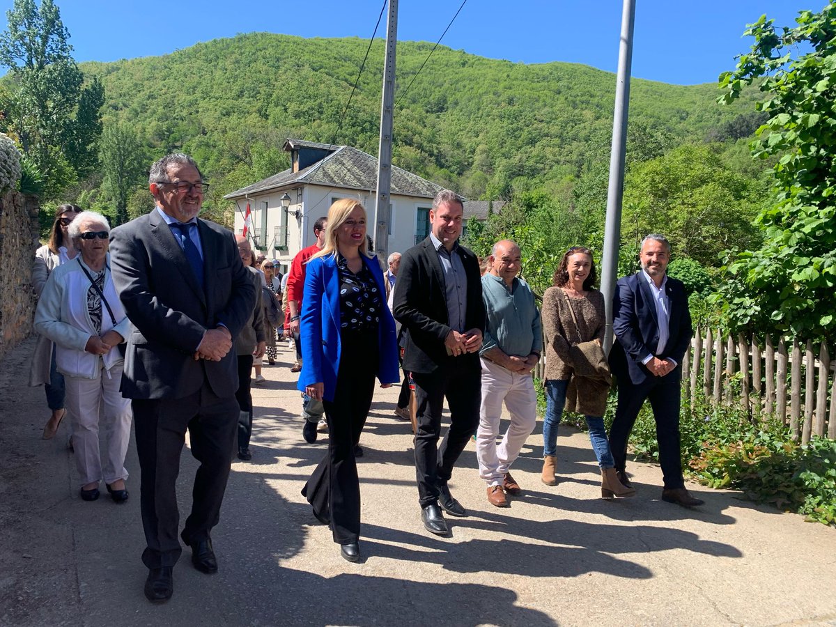 AytoPonferrada's tweet photo. El alcalde pedáneo de #Rimor, Ángel Reguera, recibió en el día grande de las #fiestas de San Jorge, a los representantes de la corporación municipal encabezados por el teniente alcalde, Iván Alonso, junto a los concejales @RivasAlexandraa David Pacios y Carlos Fernández. https://t.co/um2U5Ss8mR