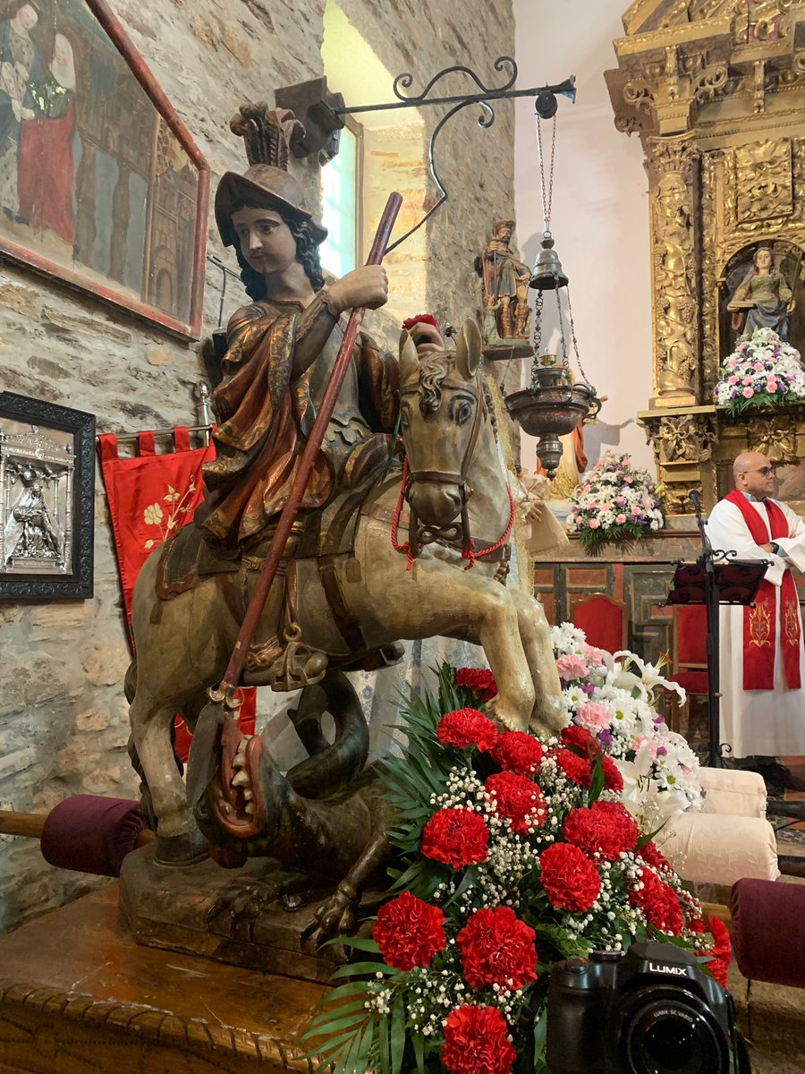 AytoPonferrada's tweet photo. El alcalde pedáneo de #Rimor, Ángel Reguera, recibió en el día grande de las #fiestas de San Jorge, a los representantes de la corporación municipal encabezados por el teniente alcalde, Iván Alonso, junto a los concejales @RivasAlexandraa David Pacios y Carlos Fernández. https://t.co/um2U5Ss8mR