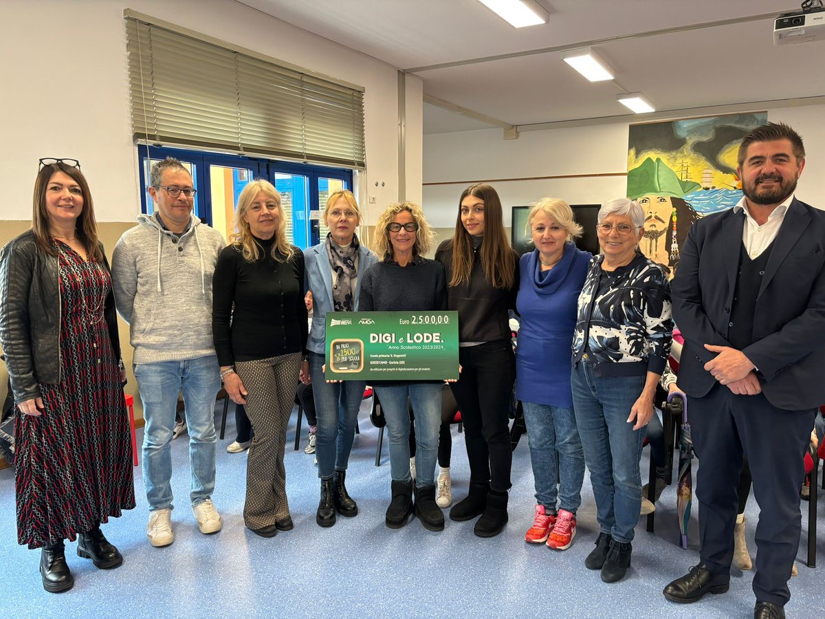 🏆#DigieLode: anche la scuola primaria Ungaretti di #Gorizia è stata premiata oggi da #GruppoHera, con il marchio Amga Energia & Servizi,  con un assegno di 2.500 euro da spendere in materiale innovativo utile all'apprendimento per progetti di #digitalizzazione scolastica 👇