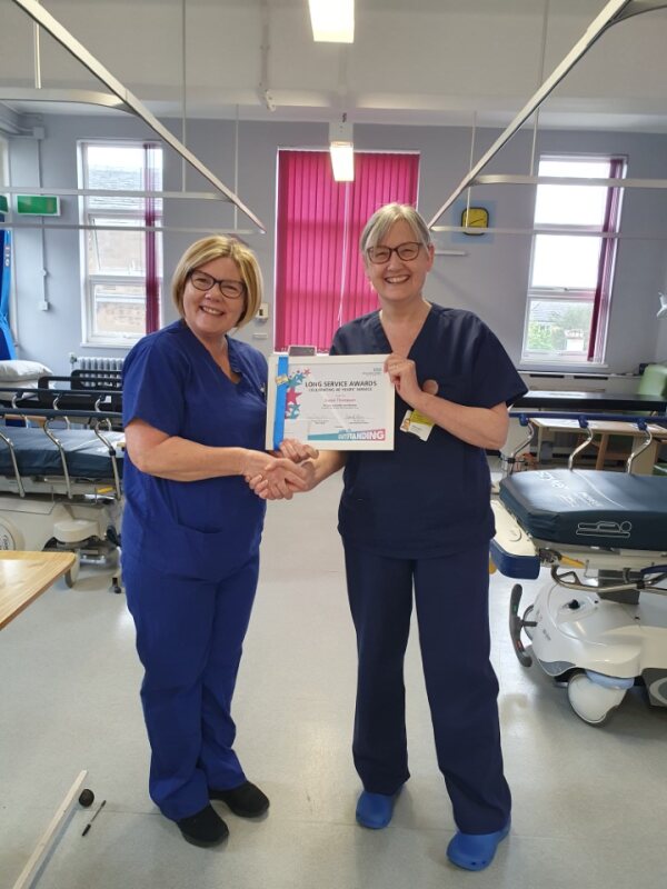 Congratulations Sue, on your 40 years with the NHS! 👏 “I relish being part of this fantastic team. I still love being a nurse. Who knows when I will finally be ready to hang up my fob watch? Certainly not yet!” 💙 #TeamNWANgliaFT #LongServiceAward