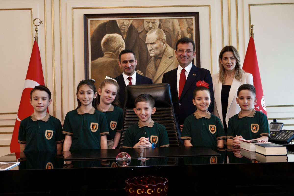 ekrem_imamoglu's tweet photo. İBB başkanlık koltuğu çocukların, vatandaşı dinleme sırası onlarda. 

Zeytinburnu Haluk Ündeğer İlkokulu’ndan Selim Ahmetli ve arkadaşları 23 Nisan’da İBB Başkanlığı koltuğuna oturdular ve ilk talimatlarını verdiler. https://t.co/7aNWob8iAO