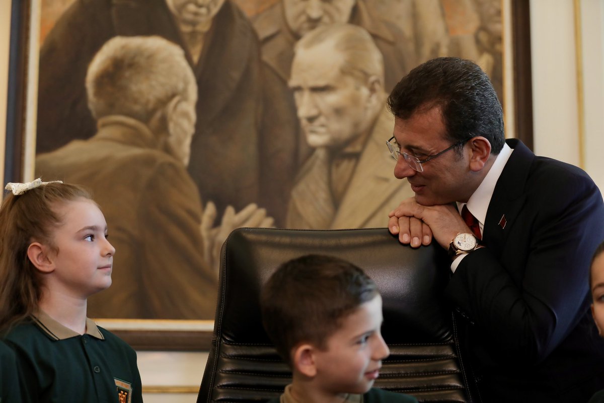 ekrem_imamoglu's tweet photo. İBB başkanlık koltuğu çocukların, vatandaşı dinleme sırası onlarda. 

Zeytinburnu Haluk Ündeğer İlkokulu’ndan Selim Ahmetli ve arkadaşları 23 Nisan’da İBB Başkanlığı koltuğuna oturdular ve ilk talimatlarını verdiler. https://t.co/7aNWob8iAO