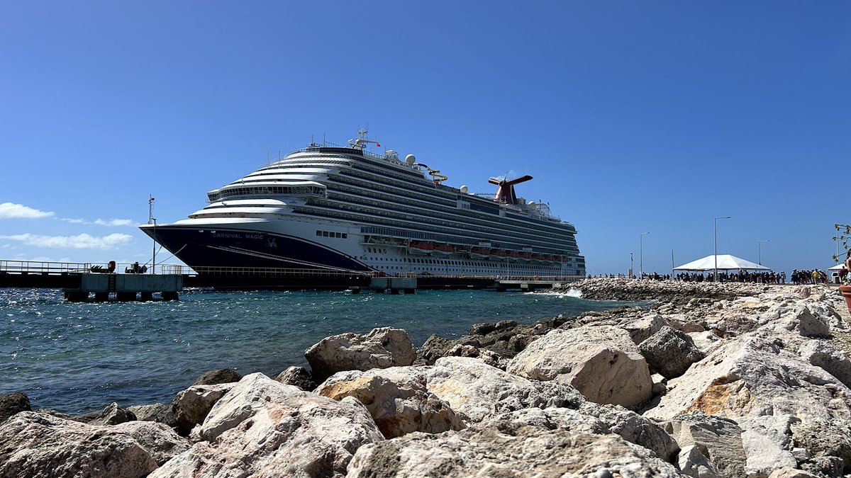 Robelighting's tweet image. The action-packed 1500-capacity Showtime Theatre of the 306-metre long Carnival Magic has been recently upgraded with the installation of @Robelighting #PAINTE, #LEDBeam350 &amp;amp; #MiniPointe luminaires, which were installed while the ship was still in operation around Miami.