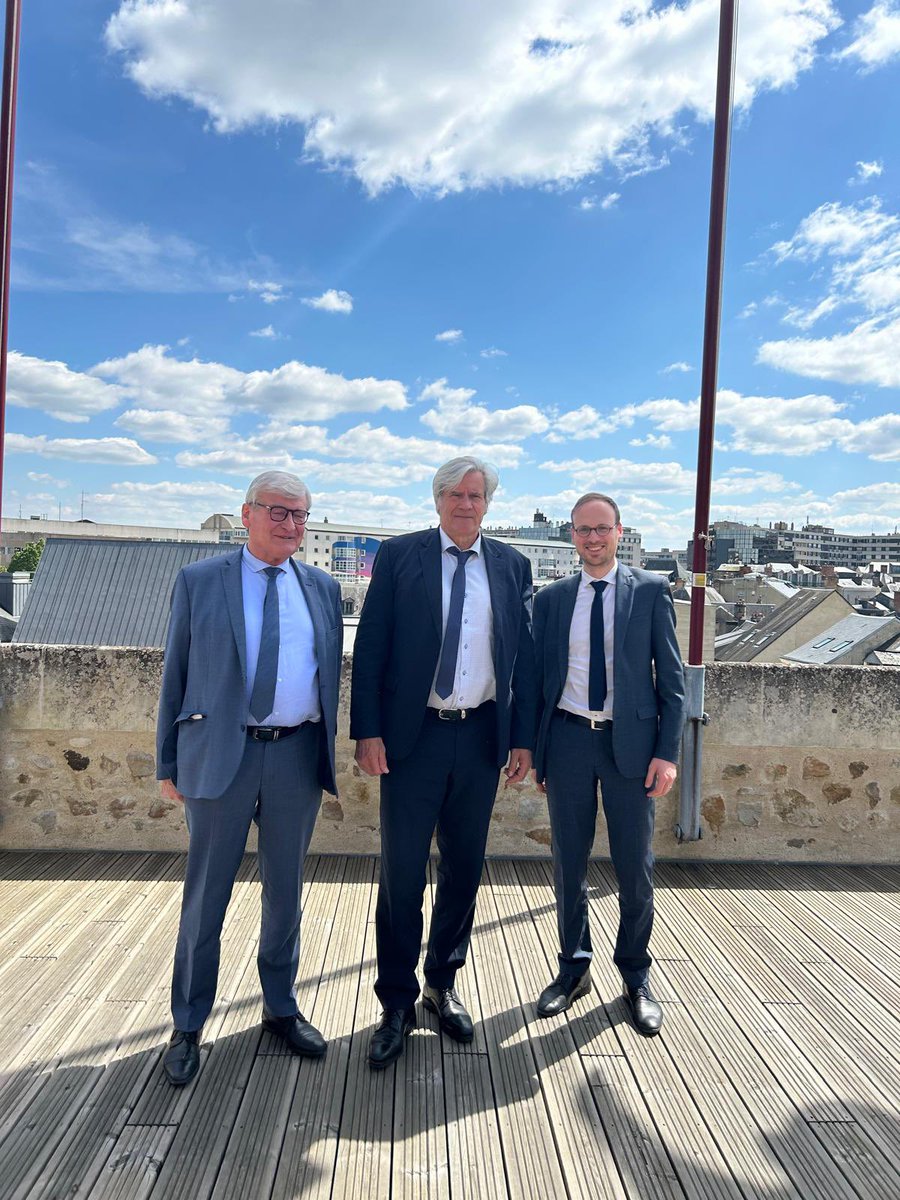 Rencontre entre les maires d' @Angers @JM_Verchere , de @Laval_la_Ville @FlorianBercault et du Mans @SLeFoll pour évoquer les différents sujets d'actualité qui rapprochent ces collectivités, en particulier, l'avenir de l'enseignement supérieur.