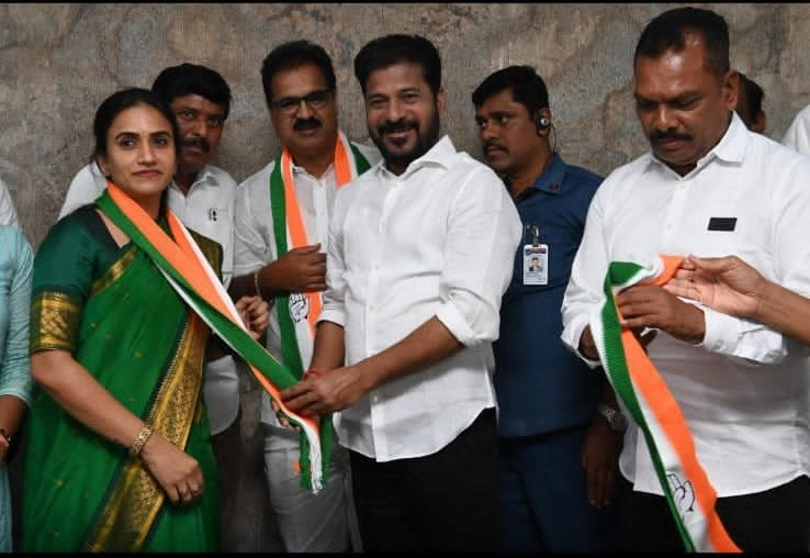 BRS Former Ex.ZPTC of Kondapak Mandal,Gajwel Constituency & now Sarpanch, Ms. Madhuri Reddy joined Congress Party in presence of CM Revanth Reddy. @INCTelangana @PettemINC @sreereddi77 @Sateesh_Vinjam @SatishManneINC @RamMohanINC