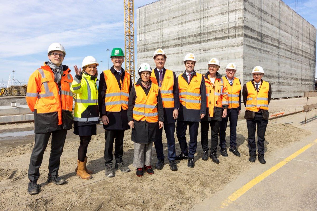 jandenulgroup's tweet image. #JDNproject • Today @alexanderdecroo, @TinneVdS and @ThomasDermine visited the Princess Elisabeth Island site in Vlissingen. Because the first caisson for the island is just about ready! Here is how it works. 👉jandenul.com/news/belgian-m…
•
#jandenul @eliacorporate  @DEMEgroup