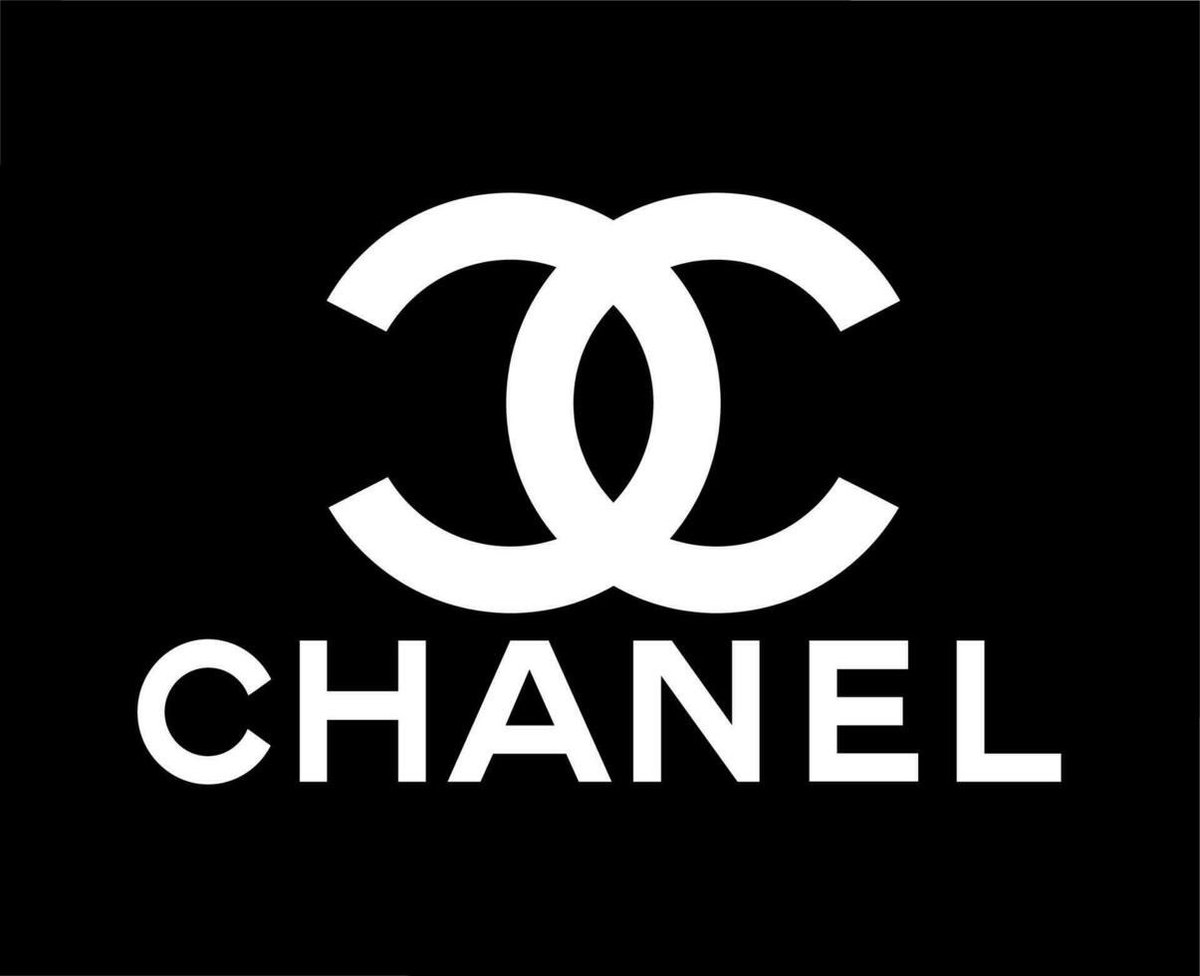 CerfiaFR's tweet photo. 🇫🇷 FLASH | "C’est du travail dissimulé", "Je trouve scandaleux que des entreprises aussi rentables profitent de dispositifs financés par les contribuables." L'entreprise Causse Gantier, rachetée par Chanel, a produit des porte-cartes vendus à 660 euros pièce par la marque de luxe, et certains de ces objets ont été confectionnés par des stagiaires en formation rémunérés par France Travail, ex-Pôle emploi, qui n’ont ensuite pas tous été gardés dans l’entreprise. Certaines d'entre elles étaient rémunérées à hauteur de 723€ par mois, soit un peu plus que le prix du porte-cartes. Une pratique assez répandue parmi de grands groupes qui, pour beaucoup d’entre eux, utilisent "des périodes d’essai déguisées ou du travail gratuit", a déclaré un membre de la CGT. (Mediapart)