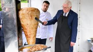 Politiker so...
Um die Türkei für vegane Ernährung zu gewinnen, zeigt Frankiboy seinem Gastgeber Erdiboy, wie man einen Rettich schält. Hoffentlich nimmt er den Job an.