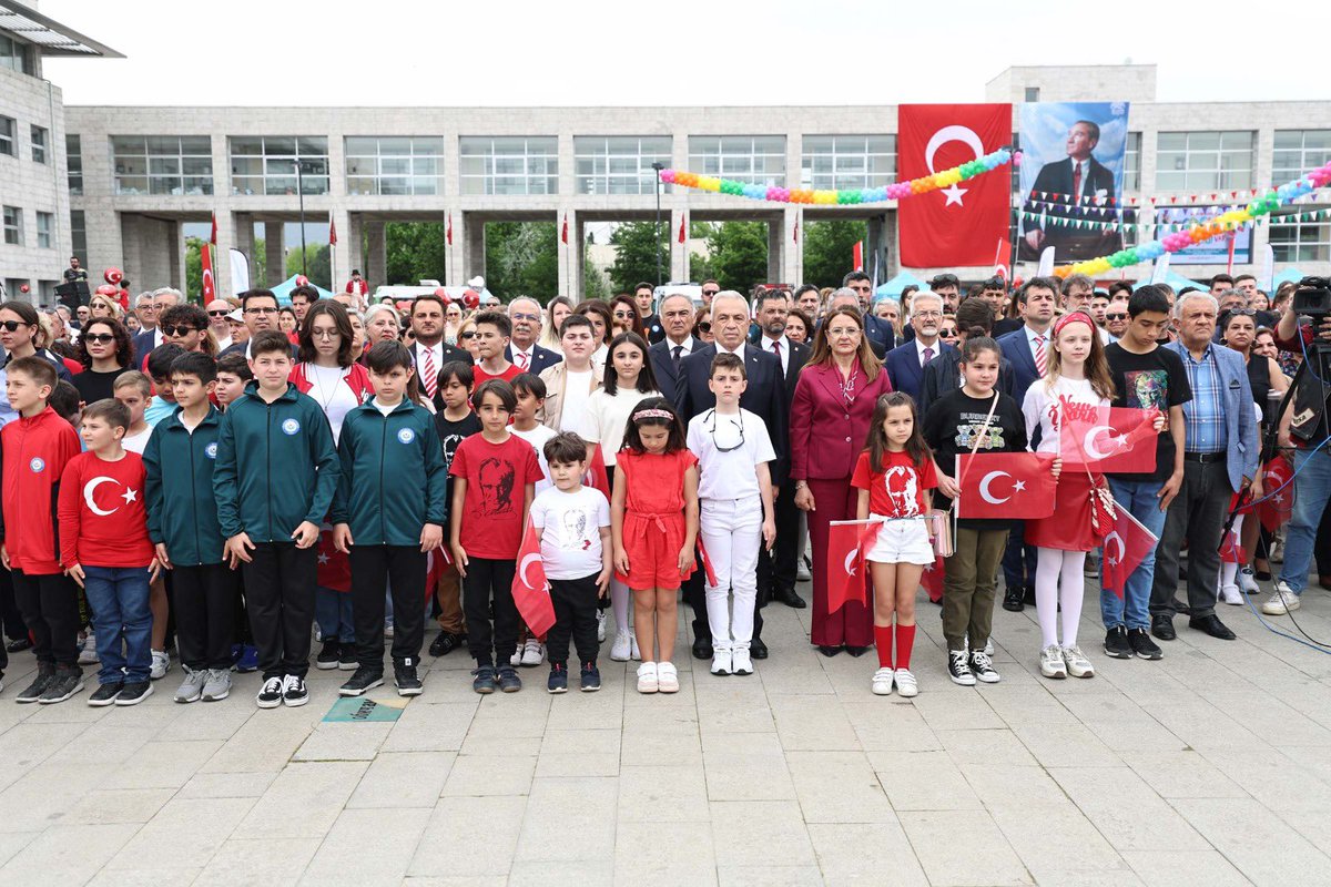 Bu güzel bahar gününde, biz Nilüfer’in çocukları Cumhuriyet Meydanımızda yan yanaydık. Meydanımız cıvıl cıvıl çocuk sesleriyle çınladı. 23 Nisan Ulusal Egemenlik ve Çocuk Bayramımızı çocuklarımızla birlikte doyasıya kutladık.