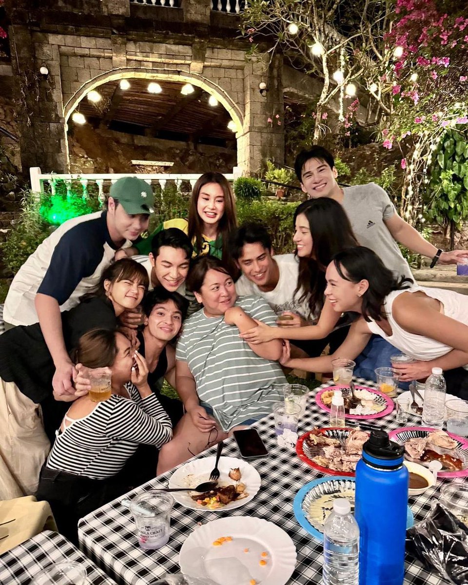 Donny's IG Post Update ❗ 

Me:'guys let's all hug direk'
Direk Mae:' pinaggagaawa nitong mga to'

“Labyu direk 😂 thanks for being a mother of 10++++ 🤍”

🖇️:instagram.com/p/C6GoDd2SVxv/…

#DonBelle 
#DONBELLEmpire 
#DonnyPangilinan 
#BelleMariano