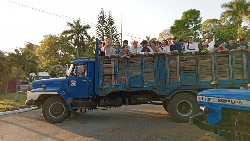 Entusiasmo en la Brigada Primero de Mayo para la primera jornada de trabajo productivo y voluntario. #CubaNoEstáSola #PorCubaJuntosCreamos