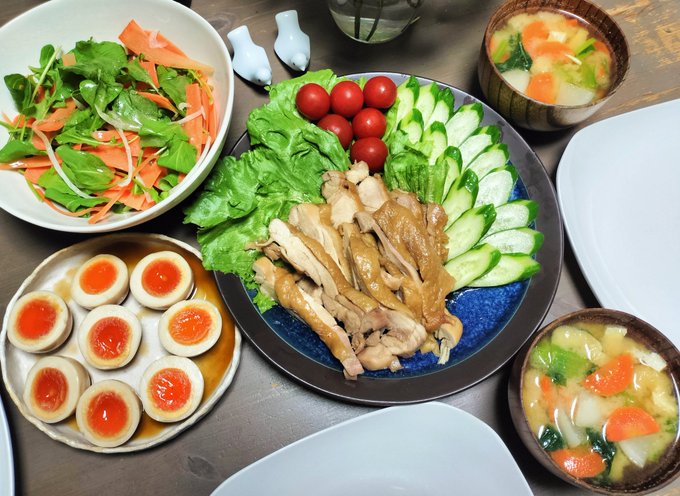 醤油鶏、人参ルッコラのサラダ、煮卵、小松菜かぶ人参お揚げのお味噌汁山本ゆりさんの醤油鶏を作ってみました。醤油と砂糖だけ、レンチンだけで出来てとっても美味しかった…!素晴らしい煮卵は先日作ったスペアリブの煮汁で作りました家庭料理部 
