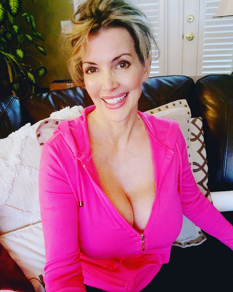 Good morning baby.  Think about me while your at work today luv! 😉💋💋

#model #beautiful #woman #maturewoman #over40 #sexy #pretty #strongwoman #success #luxurious #elegant #love #fyp #foryou #explore #explorepage #ladies #seductivefeed