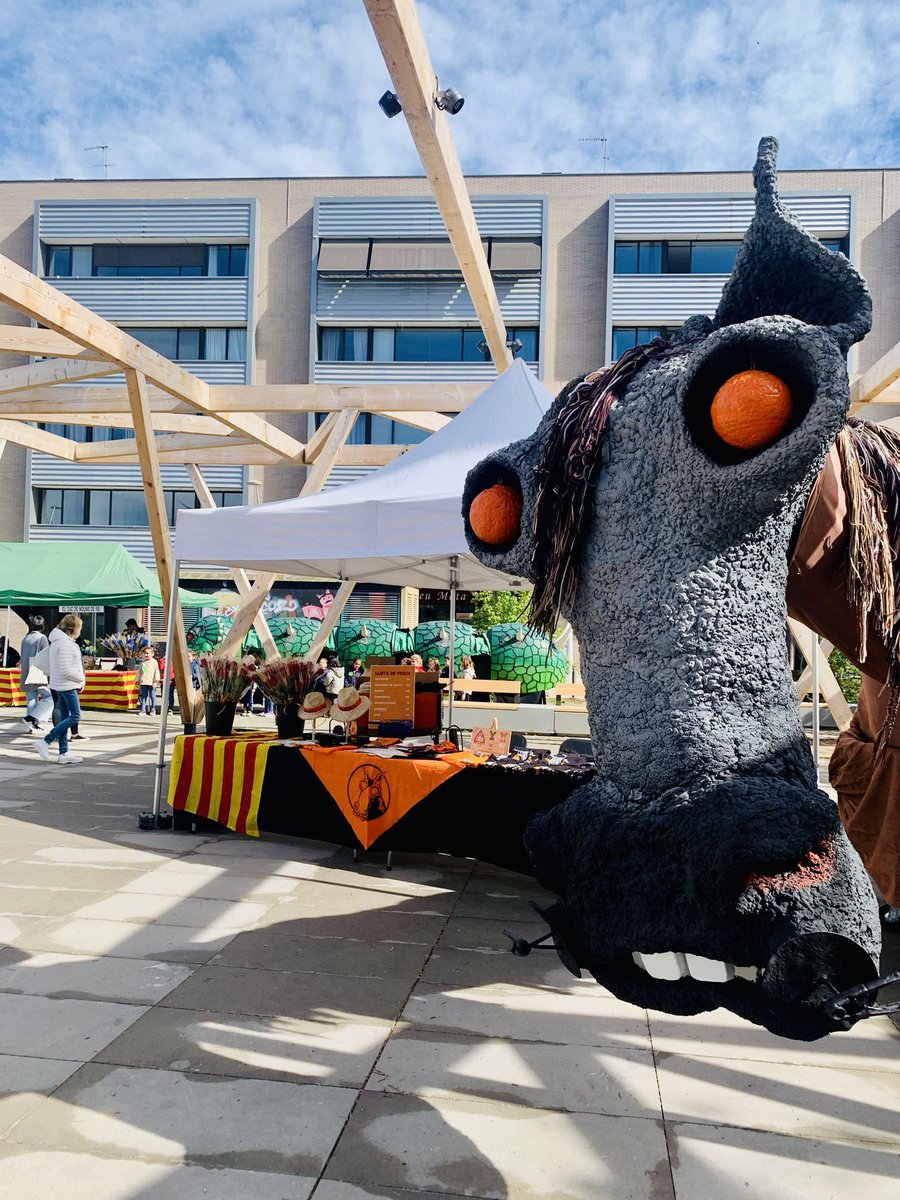 Bona Diada de Sant Jordi! 
Em trobareu a la plaça de l’U d’octubre fins les 20h!