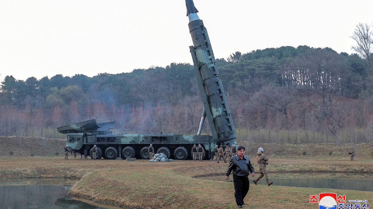 🔥 Kuzey Kore, ilk kez 'nükleer tetik' tatbikatı düzenledi: Kuzey Kore, ilk kez 'nükleer tetik' sistemini denediği nükleer karşı saldırı tatbikatı gerçekleştirdi. Tüm tatbikatlar ve silah denemeleri gibi buna da Kuzey Kore lideri Kim Jong-un 'rehberlik… artigercek.com/dunya/kuzey-ko…