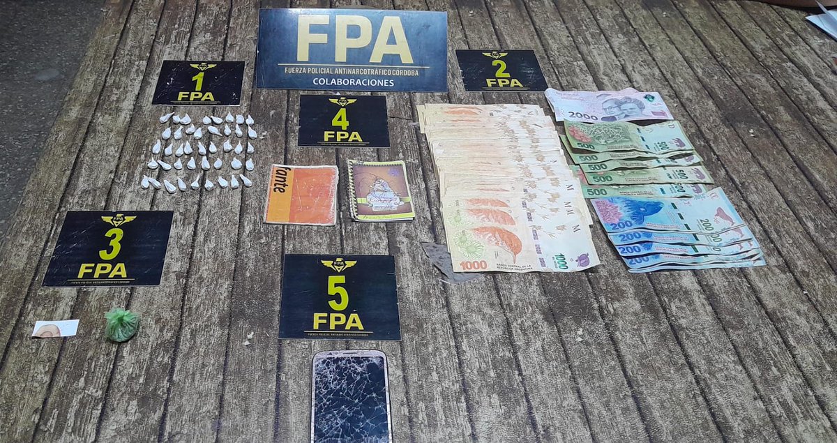 FPAcba's tweet photo. 📍#Morteros | 👮‍♂️ #ControlDePersona | Tras el control de un sujeto mayor de edad que se transportaba en una motocicleta sobre calle Jorge Newbery, @PoliciaCbaOf secuestró varias dosis de cocaína, marihuana y dinero. Automáticamente, #FPA🦅 prestó colaboración. https://t.co/HjeVRuJB8t