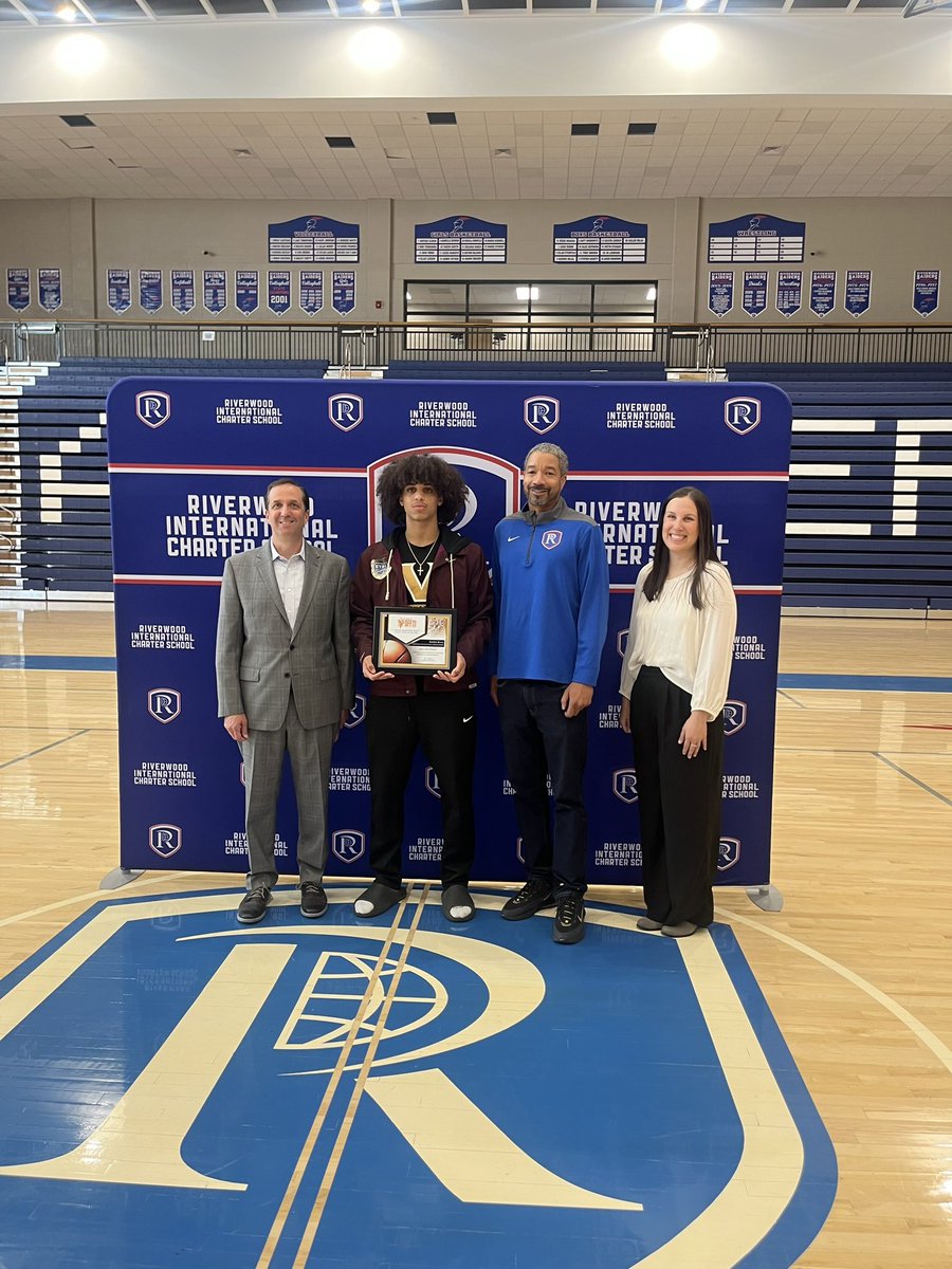 ⭐️ We’re happy to present our 2024 Boys’ First Team All-Metro player @KarrisBilal with his award ⭐️