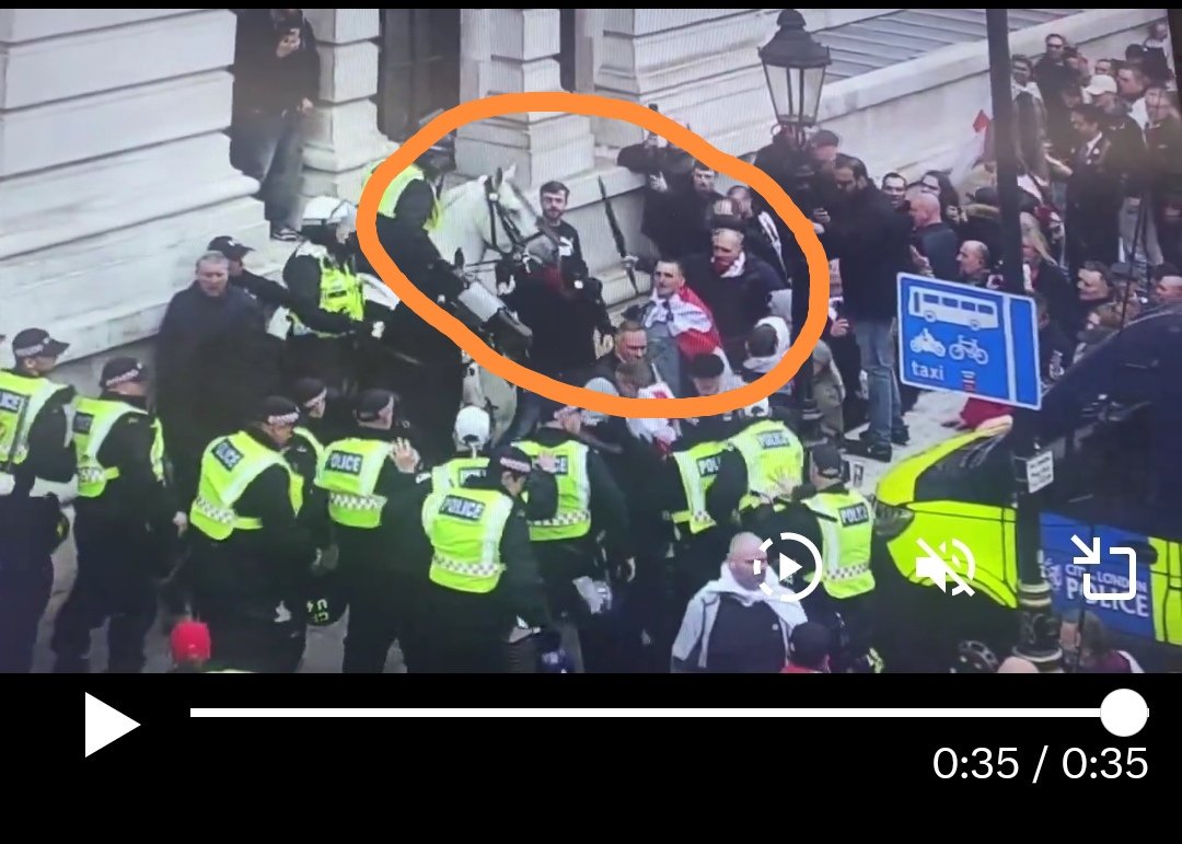 DebraTh17807920's tweet image. One man hits a horse @metpoliceuk @RSPCA_official @domdyer70 photos below #StGeorgesDay #prosecute #London