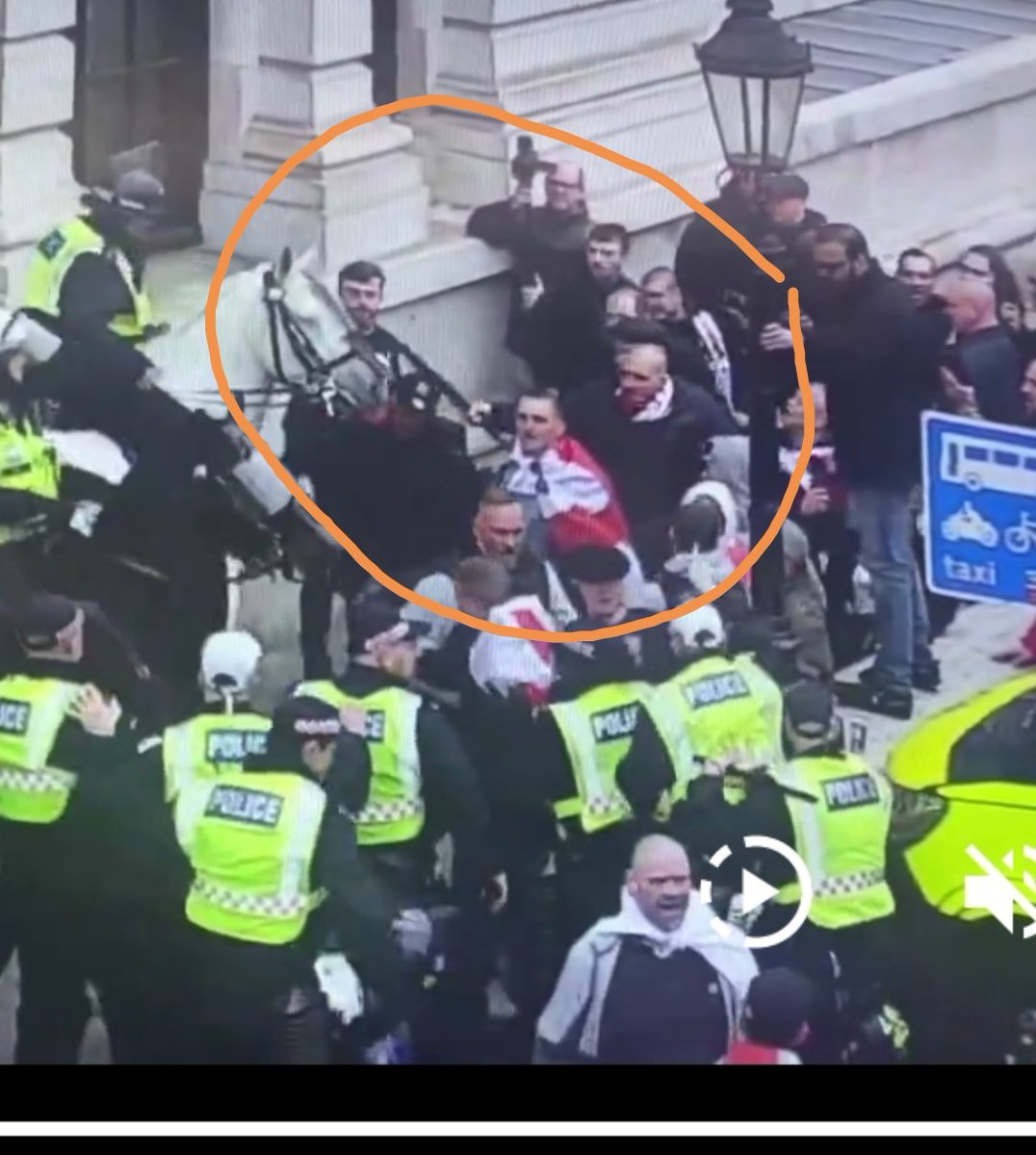 DebraTh17807920's tweet image. One man hits a horse @metpoliceuk @RSPCA_official @domdyer70 photos below #StGeorgesDay #prosecute #London