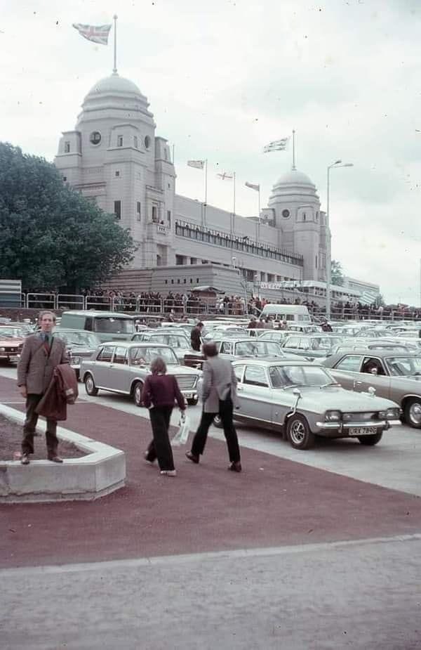 Wembley Stadium & classic cars! What’s not to love. #FACup