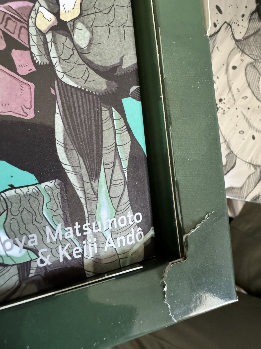 fanfounator's tweet photo. @AmazonHelp je n’en peux plus, j’ai dépensé 1000€ ces 6 derniers mois et je reçois de plus en plus de manga déchirés, avec des taches d’impression ! C’est inadmissible ! J’ai payé 20€ pour un coffret collector déchiré, ça vous semble normal ? https://t.co/2ukpfXY19A