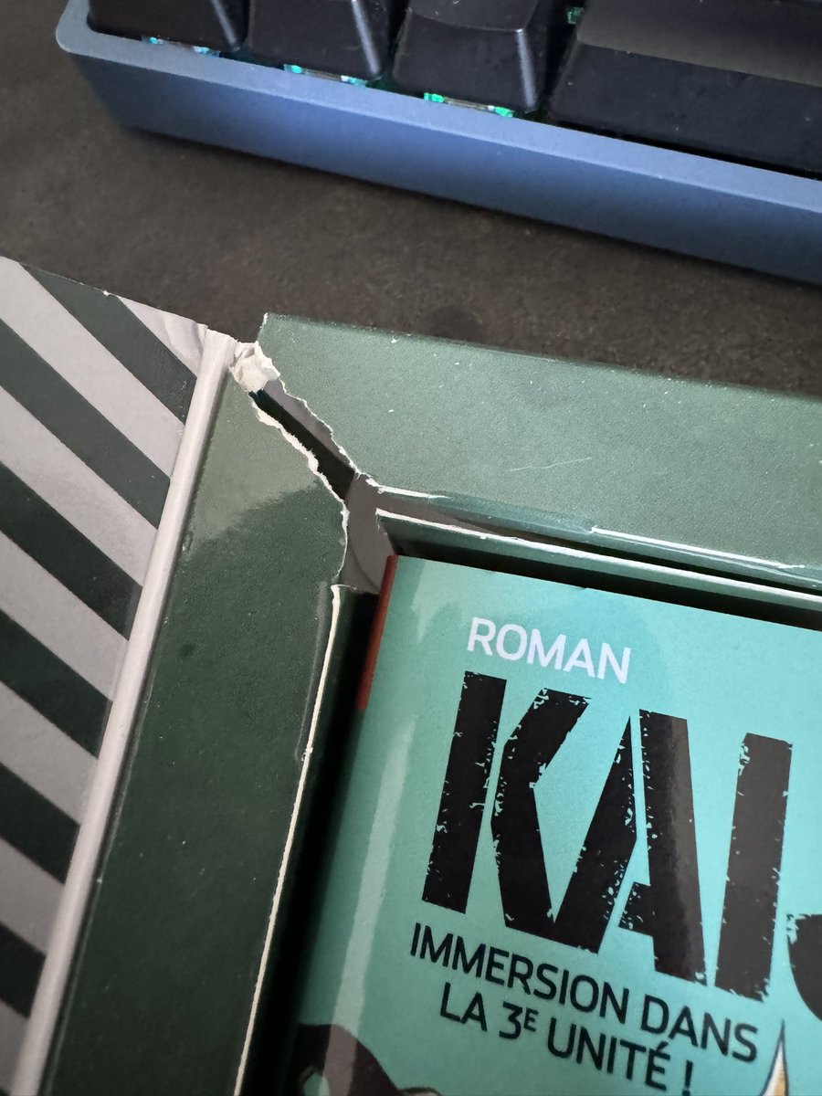 fanfounator's tweet photo. @AmazonHelp je n’en peux plus, j’ai dépensé 1000€ ces 6 derniers mois et je reçois de plus en plus de manga déchirés, avec des taches d’impression ! C’est inadmissible ! J’ai payé 20€ pour un coffret collector déchiré, ça vous semble normal ? https://t.co/2ukpfXY19A
