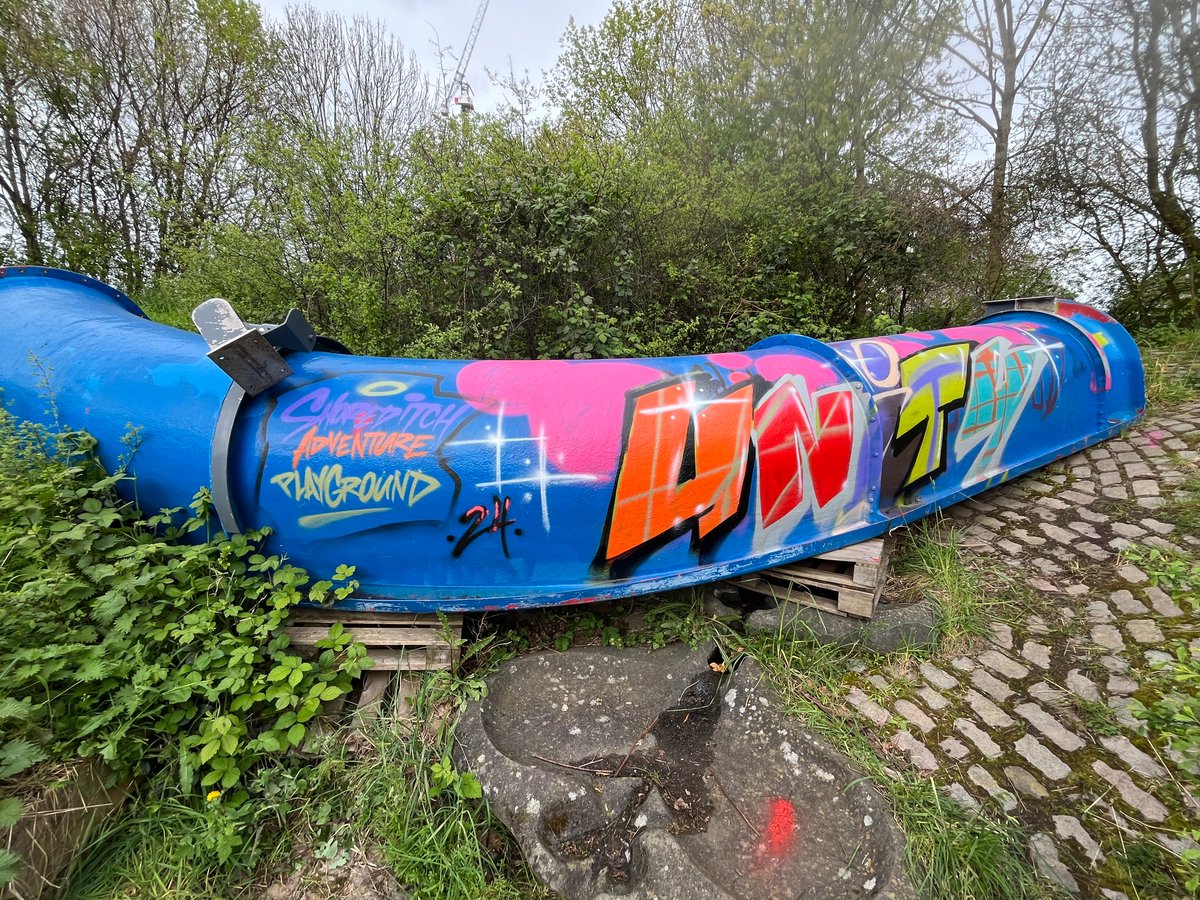 Shoreditch Adventure Playground received a generous donation of graffiti spray paints from a community member and put them to great use! A local artist taught our young people how to spray using different techniques, and they were able to take home the art they had created!