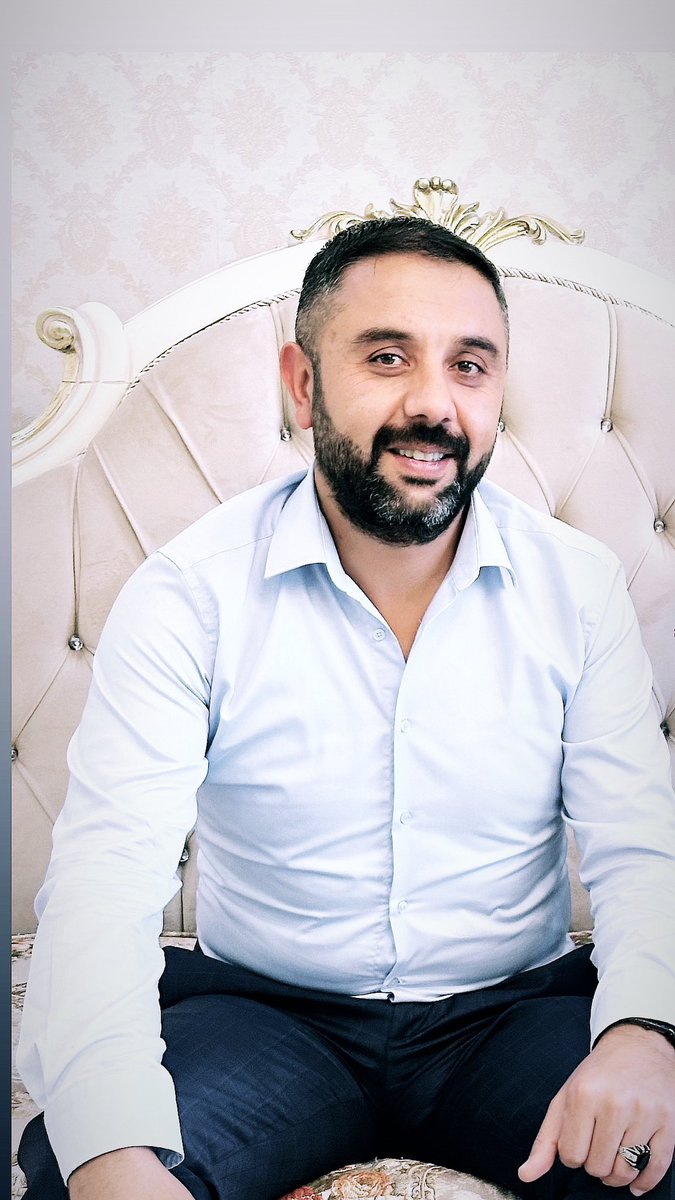 İnsanlar, aczliğine bakarak, 'Benlik'le 'Hiçlik' arasında ince bir çizgi üzerinde olduğunun farkına varmalı . 

Ne kendine güç yetirebiliyor, ne akan ömrüne.

Eyvah ki var olma kavgaları, varlık adına yalanla meşkul olmakmış.

Değmezmiş ey dünya, meğer değmezmiş; yalansın.