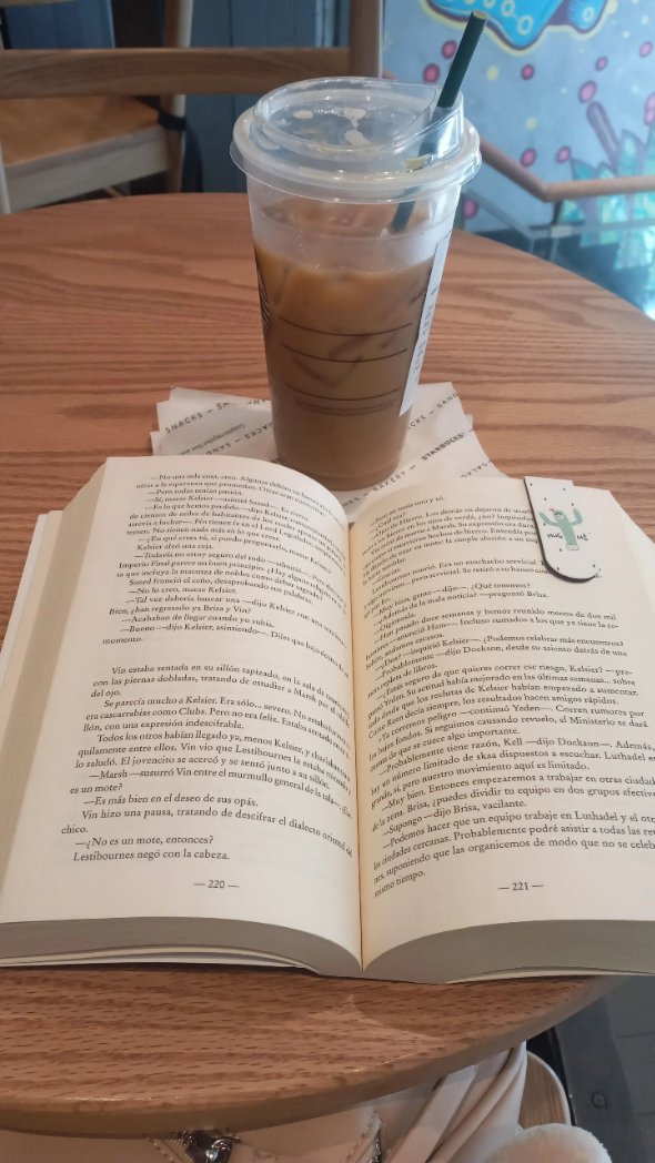 carly_ayleen's tweet photo. Feliz día del libro!🤍🌼 https://t.co/KRMBqRxWBj