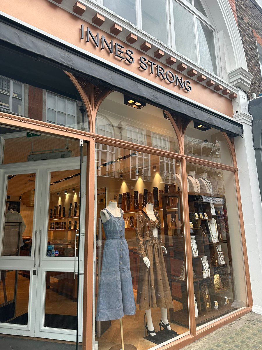 VERO DIAZ takes UNITED KINGDOM 🔥

Nuestra colección LA POSTAL ya se encuentra disponible en INNES STRONG.

📍 9 S Molton St, London W1K 5QH, Reino Unido