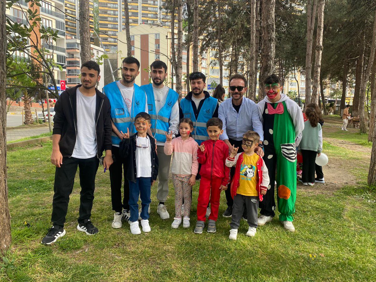 tirebolulkuocak's tweet photo. Tirebolu Ülkü Ocakları olarak 23 Nisan Ulusal Egemenlik ve Çocuk Bayramı münasebetiyle ilçemizde parklarda sokaklarda bulunan küçüklerimize buluşup balon hediye edip yüzlerini boyadık. Bu gün onların günü. Keyifle vakit geçirdik. https://t.co/wCQNixWWLU