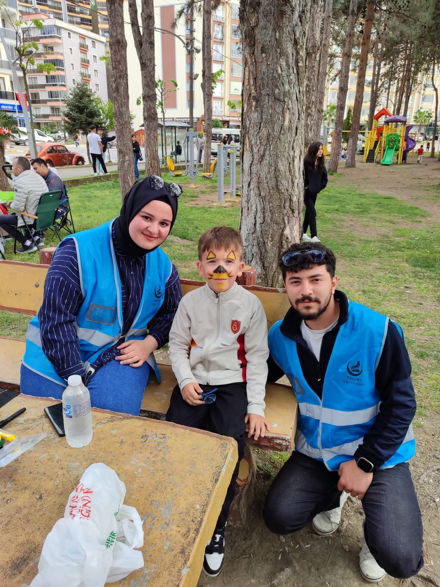 tirebolulkuocak's tweet photo. Tirebolu Ülkü Ocakları olarak 23 Nisan Ulusal Egemenlik ve Çocuk Bayramı münasebetiyle ilçemizde parklarda sokaklarda bulunan küçüklerimize buluşup balon hediye edip yüzlerini boyadık. Bu gün onların günü. Keyifle vakit geçirdik. https://t.co/wCQNixWWLU