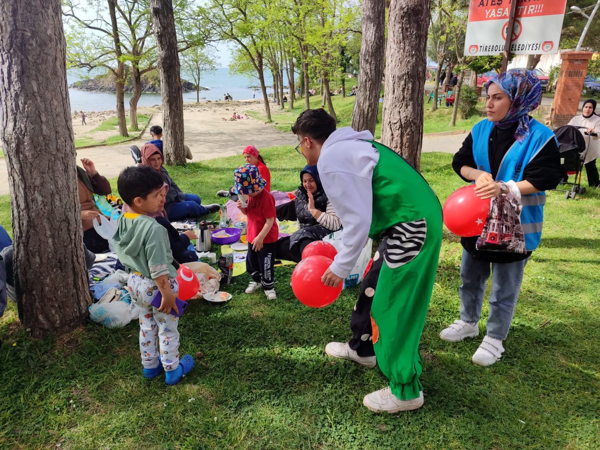 tirebolulkuocak's tweet photo. Tirebolu Ülkü Ocakları olarak 23 Nisan Ulusal Egemenlik ve Çocuk Bayramı münasebetiyle ilçemizde parklarda sokaklarda bulunan küçüklerimize buluşup balon hediye edip yüzlerini boyadık. Bu gün onların günü. Keyifle vakit geçirdik. https://t.co/wCQNixWWLU
