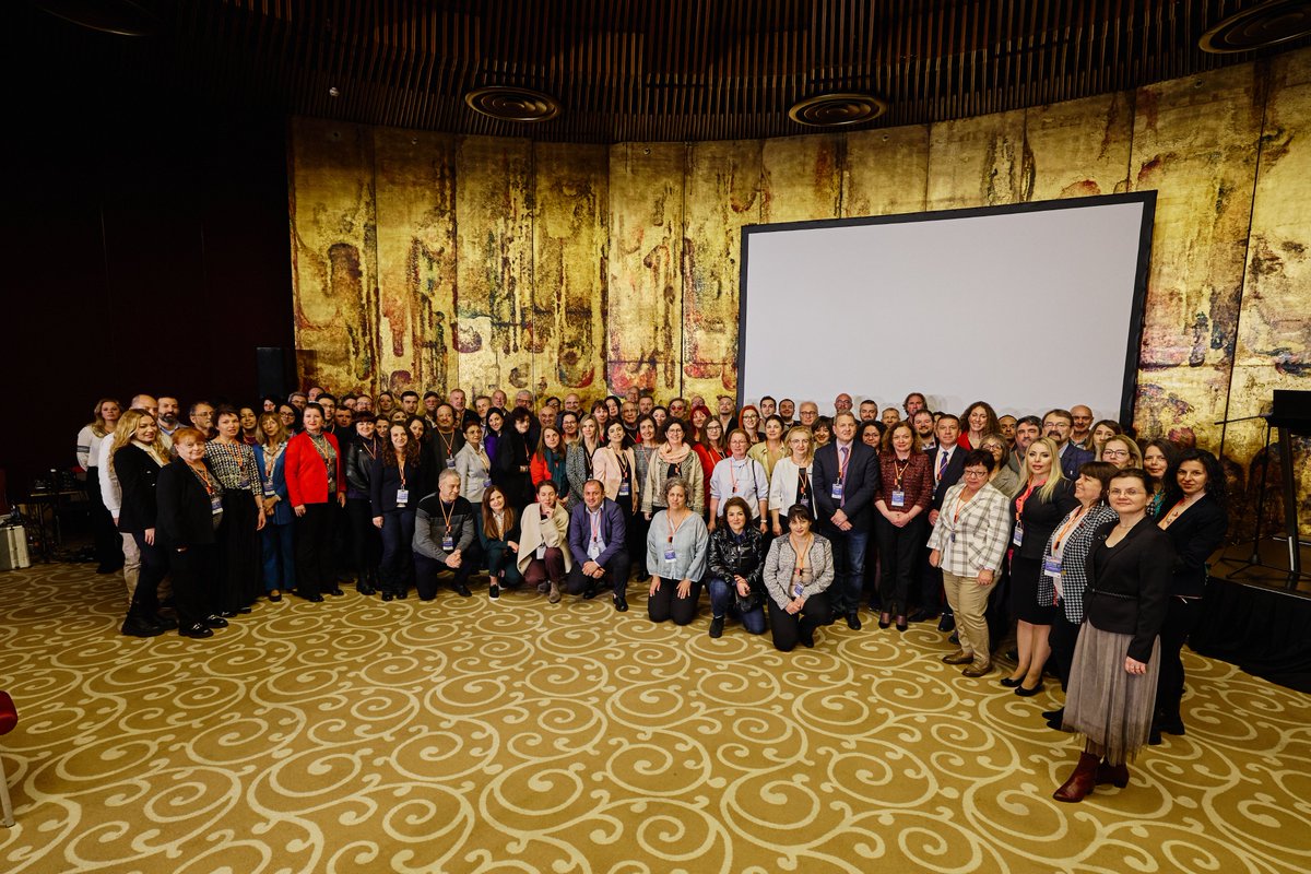 Here we have the @doorsblacksea Stakeholder Conference delegate group photo - we have representatives from all corners of the #BlackSea ! @eli_balzi @GruberSigi @EUhorizon2020 @REA_research @j2mREA @EU_Commission @EUClimateAction @EUScienceInnov