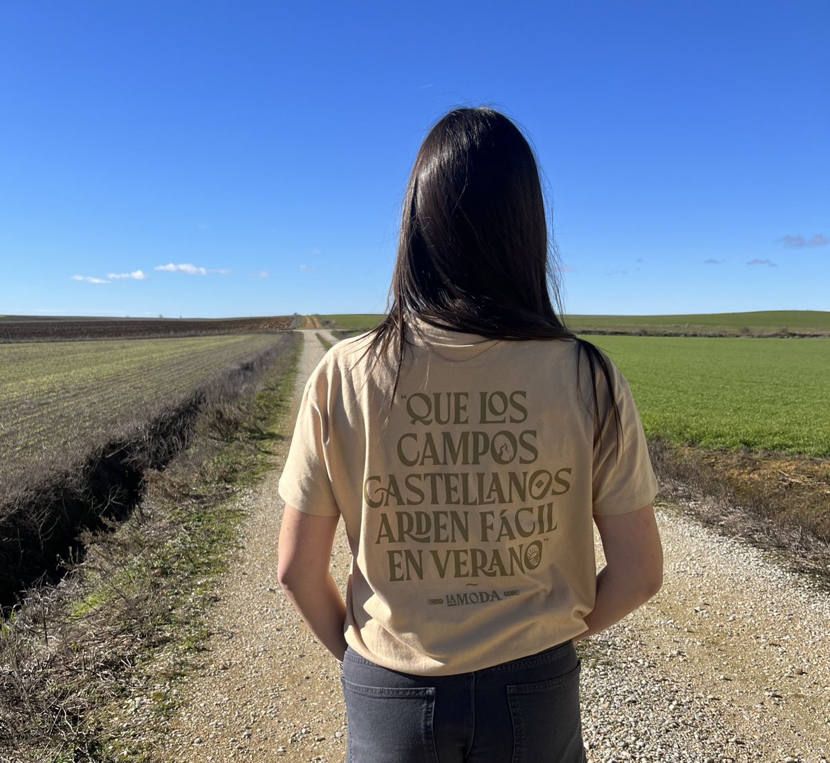 Mxrfrm's tweet photo. «Si el cielo de Castilla es tan alto, es porque lo levantaron los campesinos de tanto mirarlo».
Orgullosa de pertenecer a esta tierra y ser tan Castellana como sus campos, jotas, lechazos, vinos…
FELIZ DÍA DE CASTILLA🌾🏰💛 https://t.co/wb8Ews29Jf