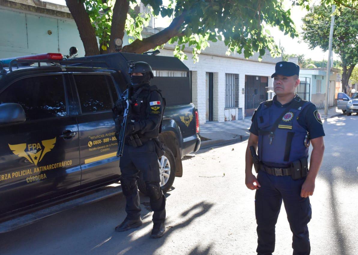 FPAcba's tweet photo. 📍#Córdoba | 👮‍♂️ #ControlDePersona| Tras el control de un sujeto (34) que se trasladaba en un taxi, en calle Av. Sabattini esquina Burgos, @PoliciaCbaOf incautó varias dosis marihuana y cigarrillos de confección artesanal. Una brigada de la #FPA🦅 prestó colaboración. https://t.co/W3WJ04V5dl