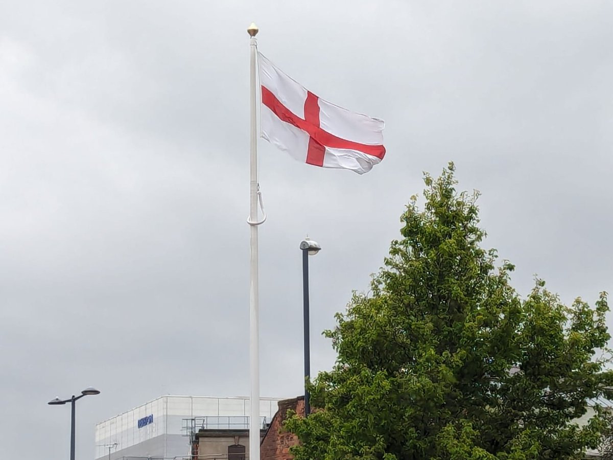 Happy #StGeorgesDay #Derby!🏴󠁧󠁢󠁥󠁮󠁧󠁿 We're flying the St George's Flag in the Sir Peter Hilton Memorial Gardens to mark the day.