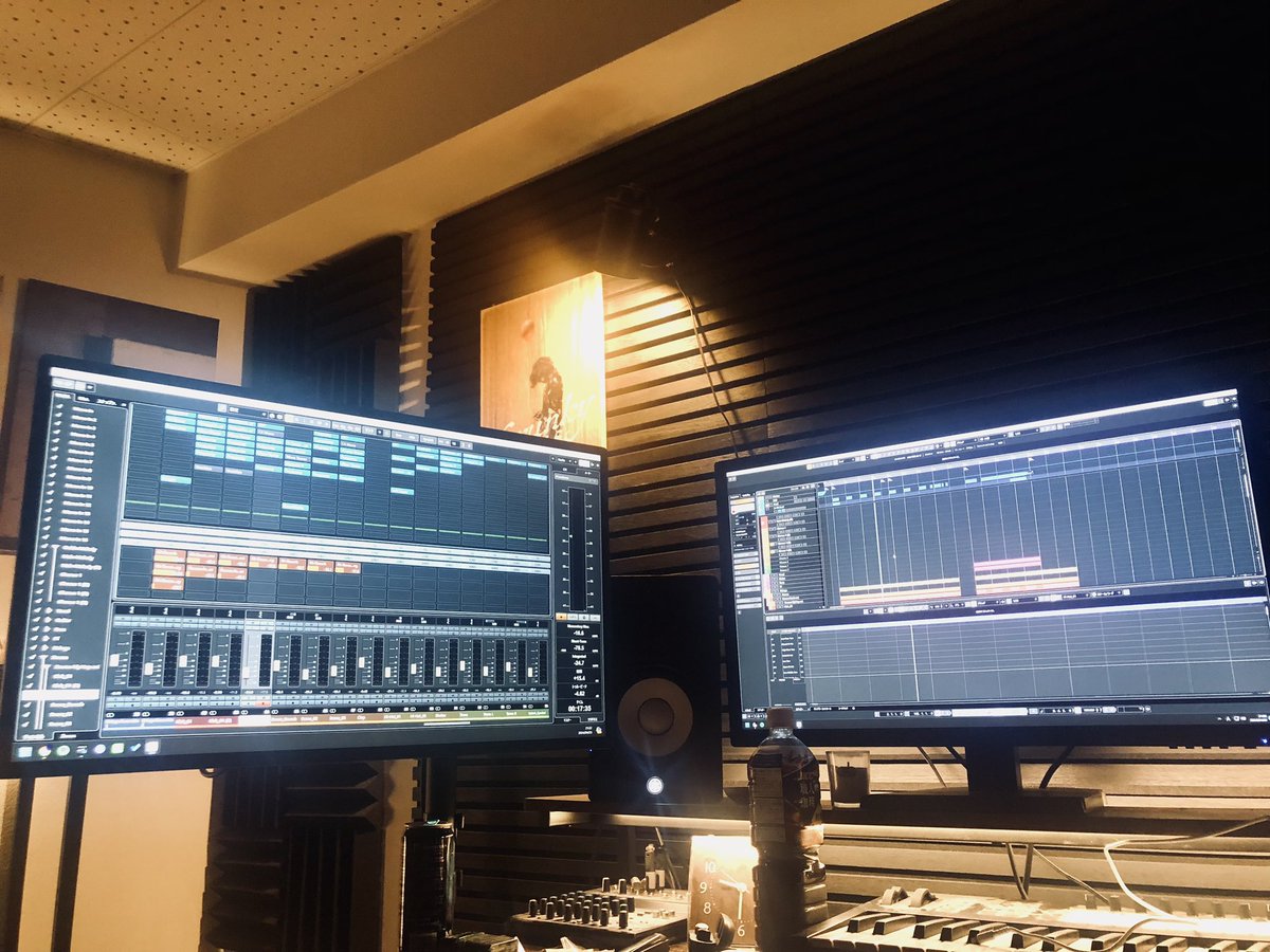 koki_k2gyycssb's tweet photo. 🖥️デュアルディスプレイになりました🖥️

あらゆる作業の効率が1.5倍くらい良くなりました
資料映像見ながらスムーズに曲書けるのが1番良いです https://t.co/BxWsV4itPN