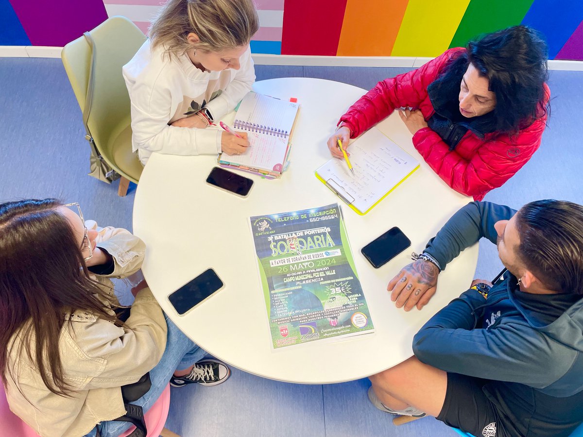 isablanco7's tweet photo. Terminando de preparar la 3 edición de la Gran Batalla de Porteros Solidaria que organiza El Gato Volador. 
Será a finales de mayo, gracias a @fran67110444  por su generosidad, implicación y humildad. Es un gusto trabajar con gente como TÚ.
@Ayto_Plasencia @FundacinSorapn https://t.co/13gYajCeeo