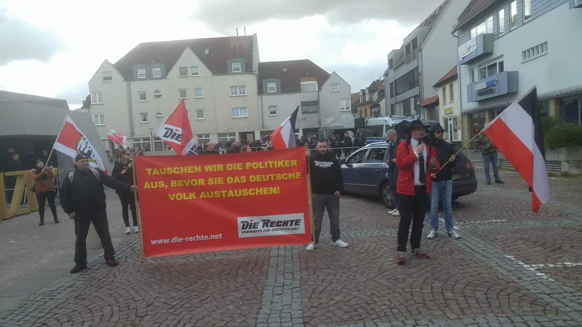 20. April 2024! Demonstration in Alzey durchgezogen!

Unter dem Motto: Gegen die Demokratendiktatur! Für Frieden, Freiheit und Souveränität zogen Aktivisten der Partei DIE RECHTE und der NPD lautstark durch die Volkerstadt #Alzey.
#Az2004